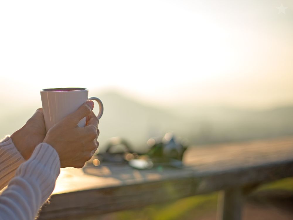 Descubra frases de saudações diárias inspiradoras para alegrar seu dia e o de outras pessoas. 50+ mensagens carinhosas para WhatsApp e redes sociais